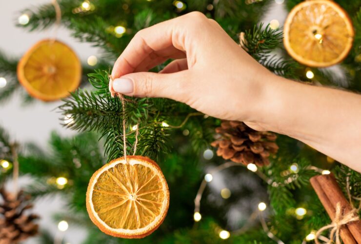 Χειροποίητα χριστουγεννιάτικα στολίδια από χαρτόκουτα, αποξηραμένα πορτοκάλια και ποπ κορν