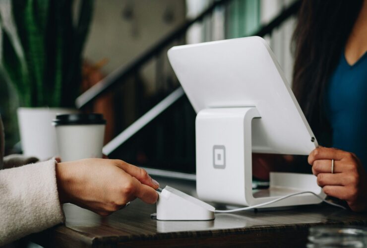 IRIS: Πώς θα γίνονται οι συναλλαγές στα καταστήματα