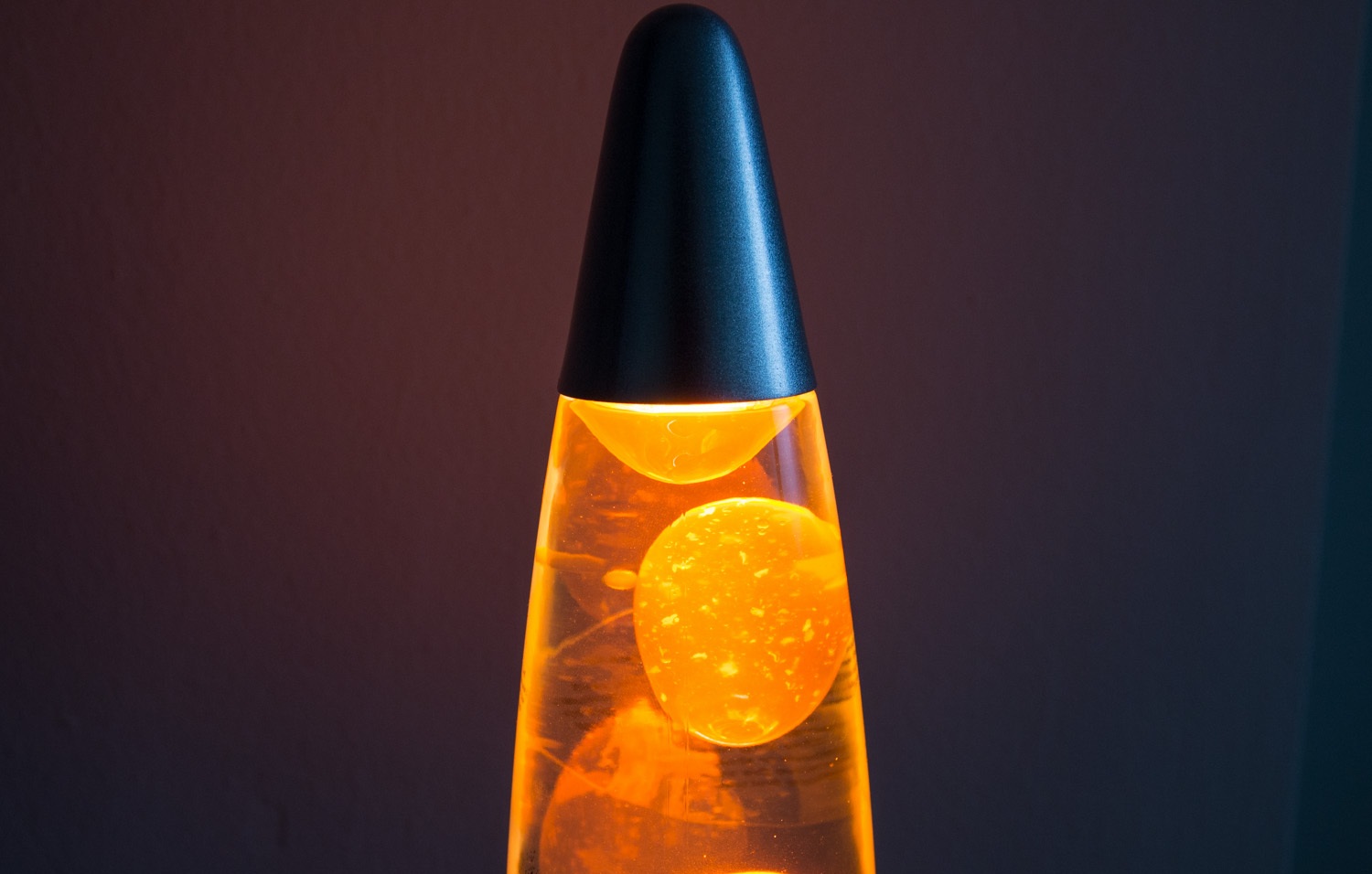 Λάμπα λάβας: Φτιάξε τη σε 5’ με νερό & λάδι – Το πιο εντυπωσιακό πείραμα για παιδιά!