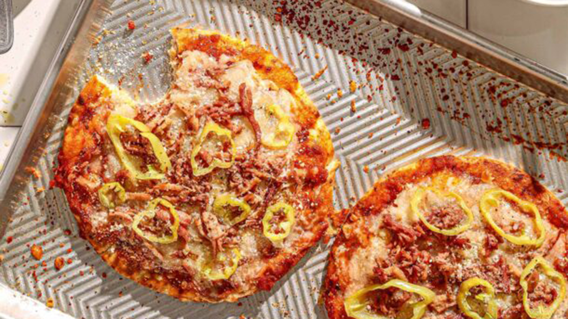 Γρήγορες πίτσες με πίτες για σουβλάκι, κασέρι, μυζήθρα και καβουρμά