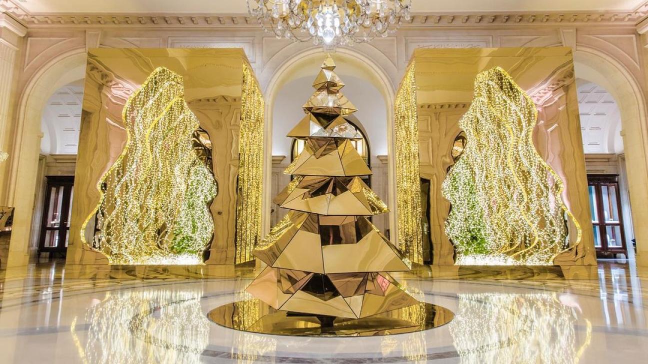 Έτσι θα στολίσεις το χριστουγεννιάτικο δέντρο σαν decorator – Το μυστικό με τα μεγάλα στολίδια & τα σωστά χρώματα