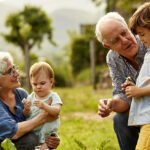 Voucher 500€: Πώς οι γιαγιάδες μπορούν να αμείβονται για τη φροντίδα των εγγονιών