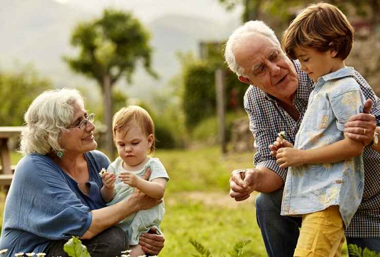 Voucher 500€: Πώς οι γιαγιάδες μπορούν να αμείβονται για τη φροντίδα των εγγονιών