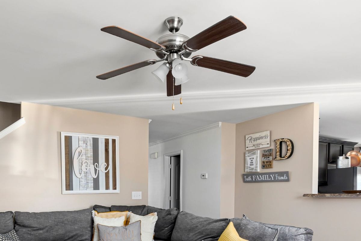 Πώς να αφαιρέσετε τη βρωμιά από έναν ανεμιστήρα οροφής με μια σακούλα σε λιγότερο από ένα λεπτό