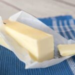 «Έπεσε βούτυρο στο αγαπημένο σου ρούχο;» Το υλικό της κουζίνας που εξαφανίζει τον λεκέ σε 1 ώρα (χωρίς πλύσιμο)