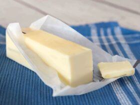 «Έπεσε βούτυρο στο αγαπημένο σου ρούχο;» Το υλικό της κουζίνας που εξαφανίζει τον λεκέ σε 1 ώρα (χωρίς πλύσιμο)