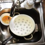 Τηγάνισα και δεν ήξερα πού να πετάξω το λάδι»: Το κόλπο με το αλουμινόχαρτο που γλιτώνει τον υδραυλικό