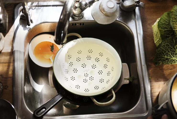 Τηγάνισα και δεν ήξερα πού να πετάξω το λάδι»: Το κόλπο με το αλουμινόχαρτο που γλιτώνει τον υδραυλικό