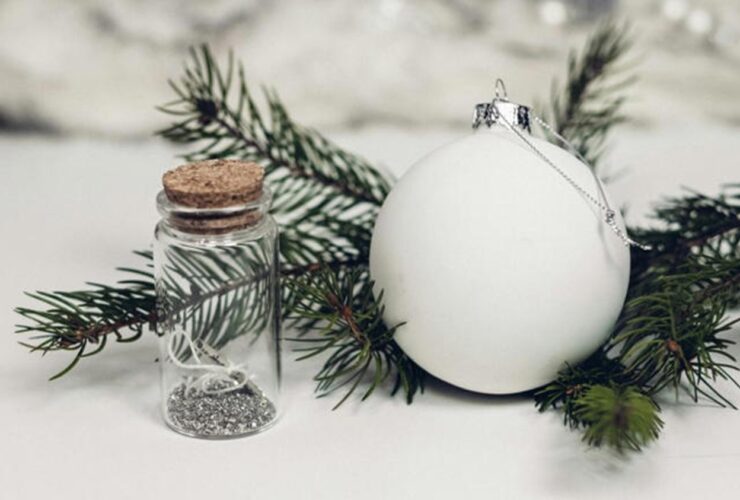 Ξεχάστε τα ακριβά στολίδια: Πώς οι θήκες για Cupcakes μεταμορφώνονται σε «Σκανδιναβική» διακόσμηση (Το viral DIY)