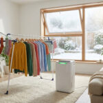 Στέγνωμα ρούχων μέσα στο σπίτι: Το λάθος που προκαλεί μούχλα και το κόλπο του «διπλού στυψίματος»