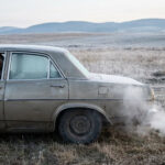 «Ζέσταμα» στο ρελαντί: Το λάθος που κάνουν οι 9 στους 10 οδηγοί και καταστρέφουν τον κινητήρα (Η συμβουλή του Μηχανικού)