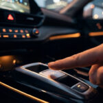 «Πάτησα το ηλεκτρικό χειρόφρενο στην Εθνική»: Θα φέρει σβούρες το αμάξι; (Η απάντηση του Μηχανικού)