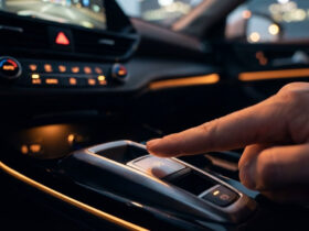 «Πάτησα το ηλεκτρικό χειρόφρενο στην Εθνική»: Θα φέρει σβούρες το αμάξι; (Η απάντηση του Μηχανικού)