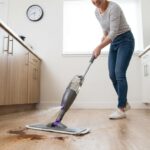 Σφουγγάρισμα τέλος: Η συνήθεια του «1 λεπτού» που κρατάει το σπίτι καθαρό χωρίς κόπο (Spot Mopping)