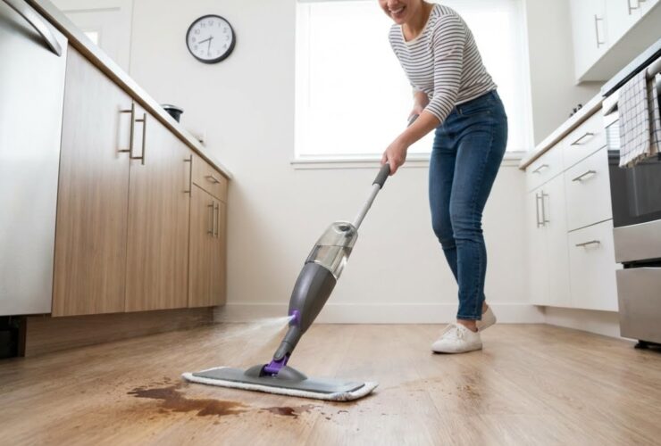 Σφουγγάρισμα τέλος: Η συνήθεια του «1 λεπτού» που κρατάει το σπίτι καθαρό χωρίς κόπο (Spot Mopping)