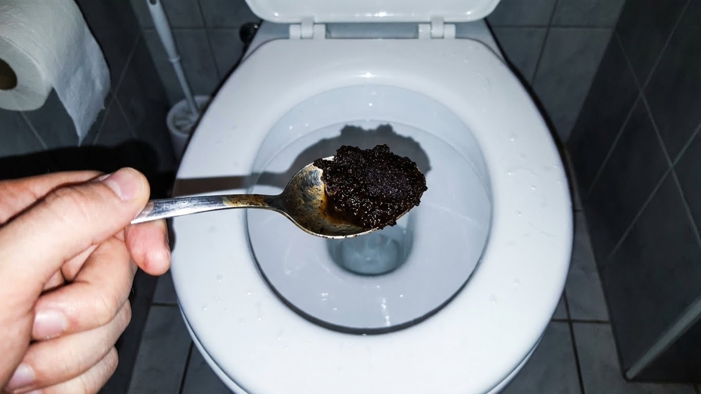 Ένα κουταλάκι αρκεί: Γιατί όλοι ρίχνουν κατακάθια καφέ στην τουαλέτα (Και τι λένε οι υδραυλικοί)