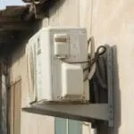 Air Condition: Γιατί το κλιματιστικό δεν βγάζει παγωμένο αέρα; Το λάθος που κάνουμε όλοι στο μπαλκόνι