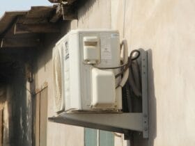 Air Condition: Γιατί το κλιματιστικό δεν βγάζει παγωμένο αέρα; Το λάθος που κάνουμε όλοι στο μπαλκόνι