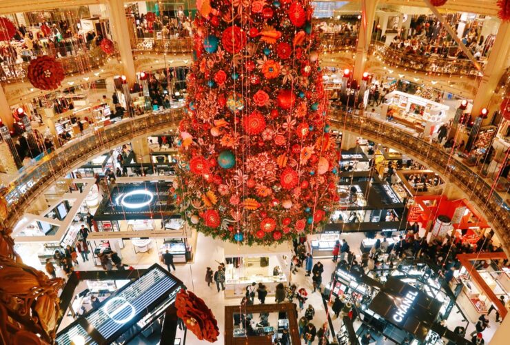 Εορταστικό Ωράριο Χριστουγέννων 2025: Ποιες Κυριακές είναι ανοιχτά και πώς αμείβονται οι εργαζόμενοι (Παραδείγματα)