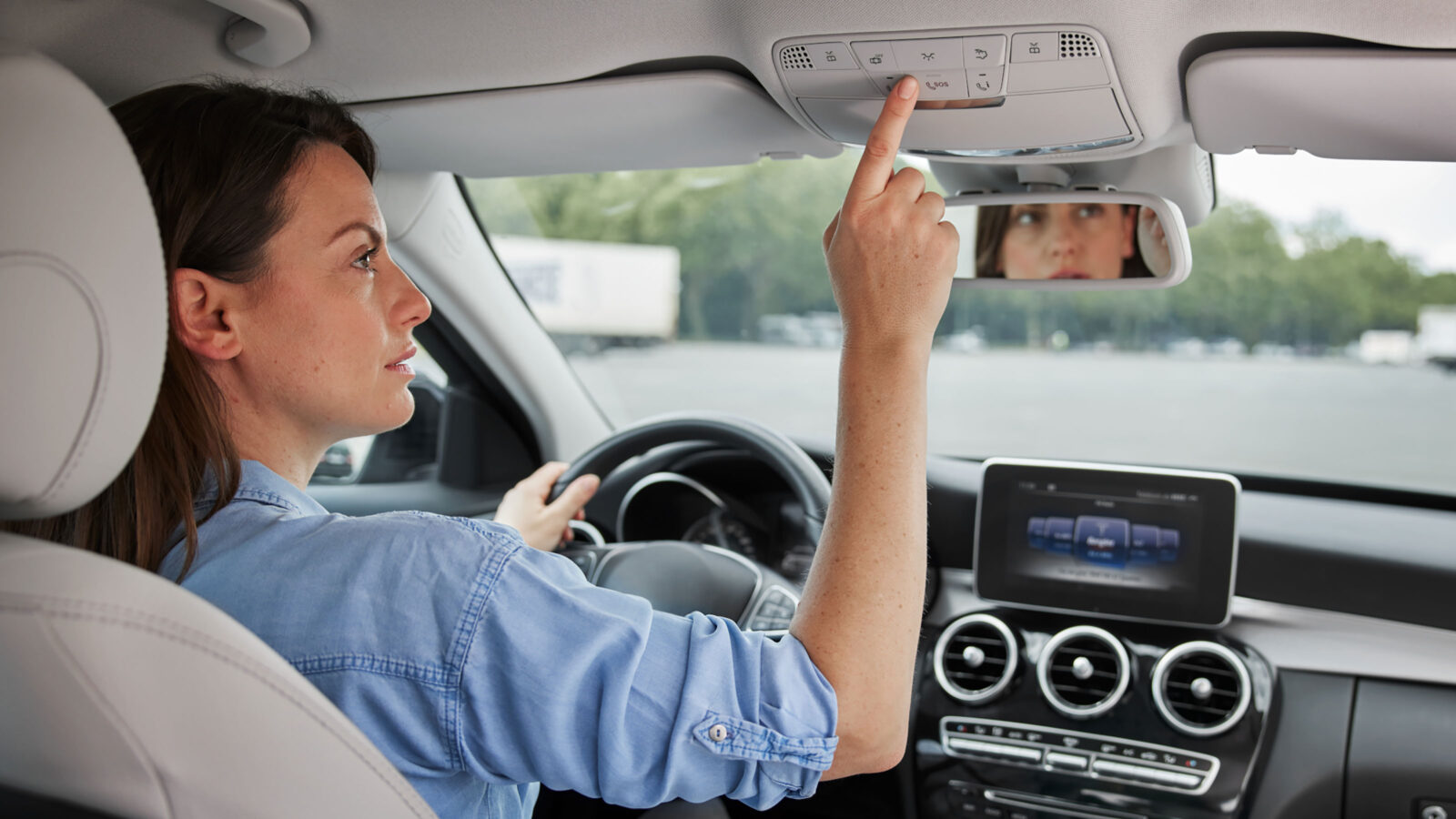 Το κουμπί SOS (eCall) στο αυτοκίνητό σας μπορεί να σταματήσει να λειτουργεί: Τι συμβαίνει με το δίκτυο 2G/3G