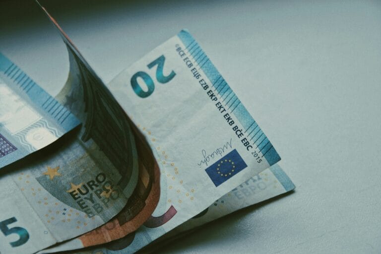 ΟΠΕΚΑ Δεκεμβρίου: Τι ώρα θα φανούν σήμερα τα χρήματα στα ΑΤΜ