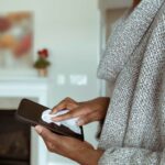 Το κινητό σου έχει περισσότερα μικρόβια από την τουαλέτα: Πώς να το καθαρίσεις χωρίς να χαλάσεις την οθόνη