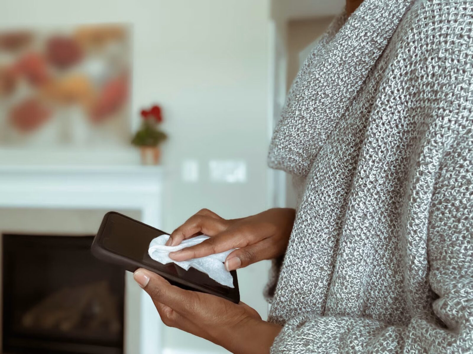 Το κινητό σου έχει περισσότερα μικρόβια από την τουαλέτα: Πώς να το καθαρίσεις χωρίς να χαλάσεις την οθόνη