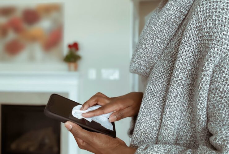 Το κινητό σου έχει περισσότερα μικρόβια από την τουαλέτα: Πώς να το καθαρίσεις χωρίς να χαλάσεις την οθόνη