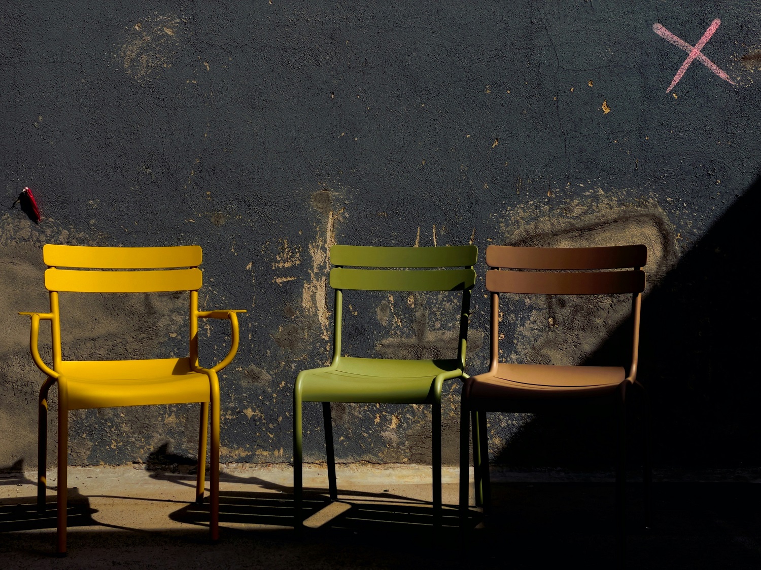 Η ψυχολογία λέει ότι οι άνθρωποι που βάζουν την καρέκλα στη θέση της όταν φεύγουν από ένα τραπέζι, συνήθως εμφανίζουν αυτές τις 9 μοναδικές συμπεριφορές