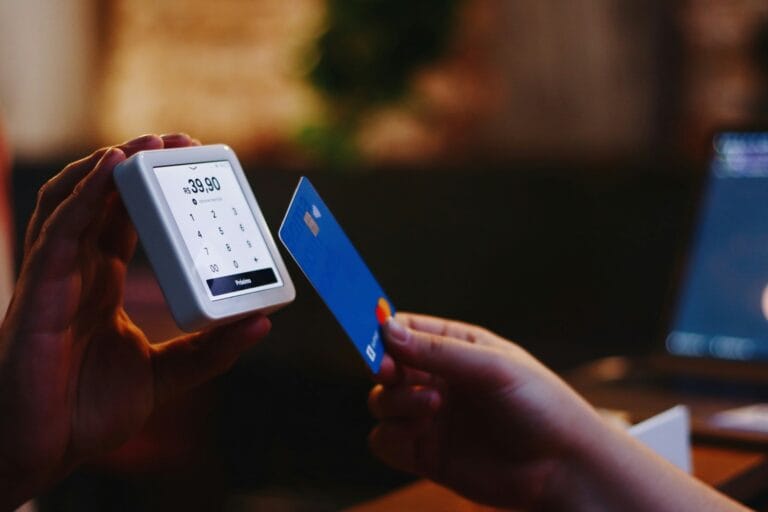 Πώς θα σηκώνεις μετρητά μέσω POS, χωρίς την ουρά του ATM