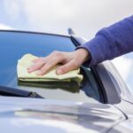 «Τέλος τα θολά τζάμια»: Πώς φτιάχνω το δικό μου υγρό παρμπρίζ με 0,50€ (Η συνταγή του Μηχανικού)