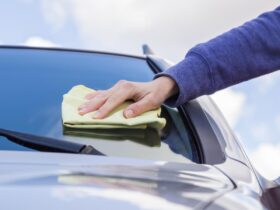 «Τέλος τα θολά τζάμια»: Πώς φτιάχνω το δικό μου υγρό παρμπρίζ με 0,50€ (Η συνταγή του Μηχανικού)