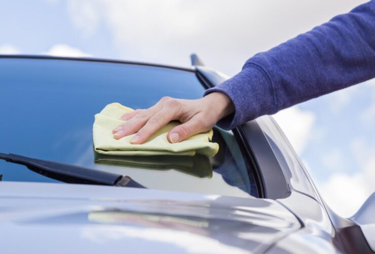 «Τέλος τα θολά τζάμια»: Πώς φτιάχνω το δικό μου υγρό παρμπρίζ με 0,50€ (Η συνταγή του Μηχανικού)