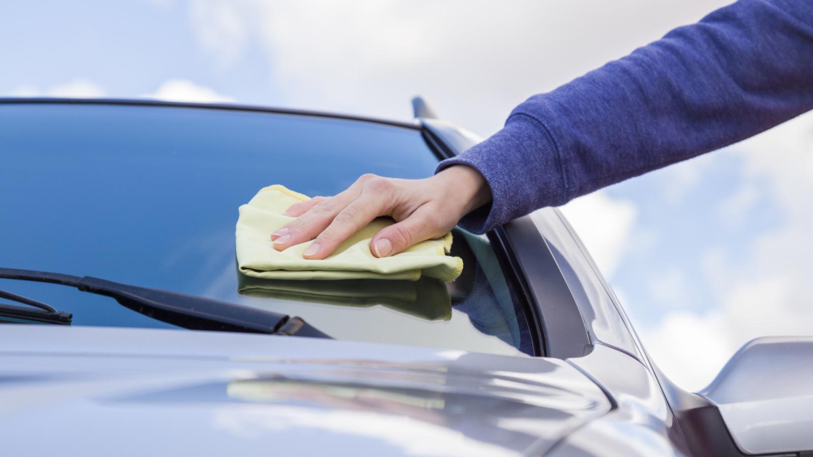 «Τέλος τα θολά τζάμια»: Πώς φτιάχνω το δικό μου υγρό παρμπρίζ με 0,50€ (Η συνταγή του Μηχανικού)