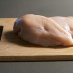 Πρέπει να πλένεις το κοτόπουλο πριν το μαγειρέψεις; Η απάντηση που (μάλλον) δεν περιμένεις