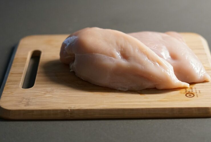 Πρέπει να πλένεις το κοτόπουλο πριν το μαγειρέψεις; Η απάντηση που (μάλλον) δεν περιμένεις
