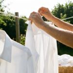 Κίτρινοι λεκέδες από ιδρώτα στα ρούχα; Πώς να τους εξαφανίσετε με υλικά που έχετε ήδη σπίτι