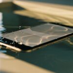 Έπεσε το κινητό σου στο νερό; Δες τι πρέπει και τι δεν πρέπει να κάνεις