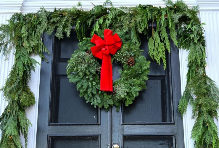 5 DIY χριστουγεννιάτικες ιδέες για να κάνεις την εξώπορτα την πιο όμορφη της γειτονιάς