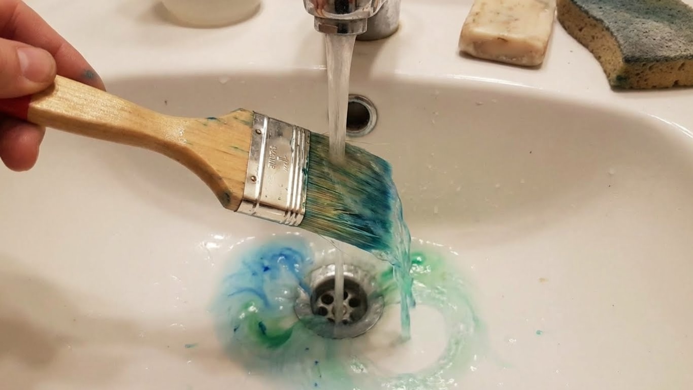 Πινέλα που σκλήρυναν από μπογιά; Πώς να τα καθαρίσετε σωστά για να μοιάζουν καινούργια