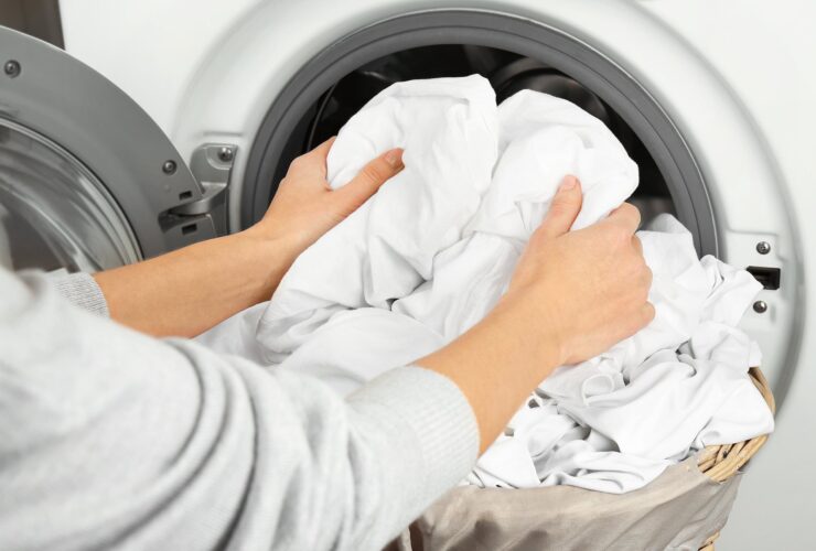 Πώς να μην μπλέκονται τα σεντόνια στο πλυντήριο: Ο απόλυτος οδηγός