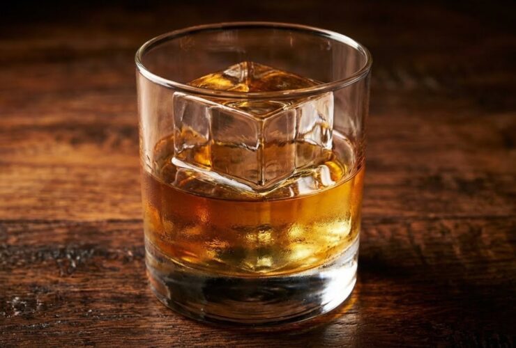 Το μυστικό των Bartenders για κρυστάλλινα παγάκια: Πώς να αναβαθμίσετε τα ποτά των γιορτών