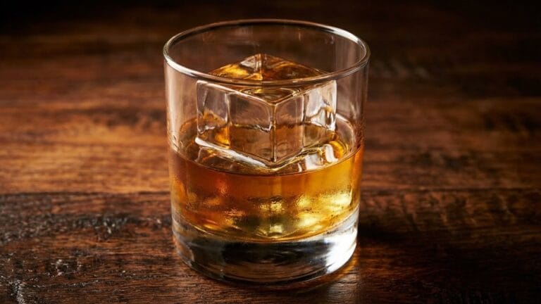 Το μυστικό των Bartenders για κρυστάλλινα παγάκια: Πώς να αναβαθμίσετε τα ποτά των γιορτών