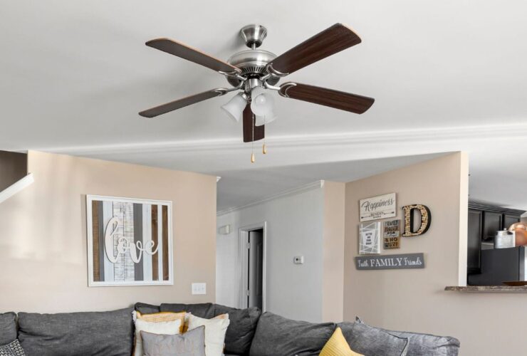 Πώς να αφαιρέσετε τη βρωμιά από έναν ανεμιστήρα οροφής με μια σακούλα σε λιγότερο από ένα λεπτό