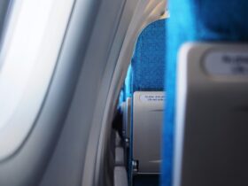 Αεροπορική εταιρία υποχρεώνει τους υπέρβαρους επιβάτες να πληρώνουν διπλά