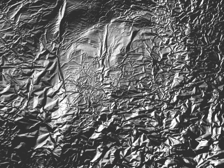 Πώς ένα κομμάτι αλουμινόχαρτου μπορεί να βρει κρυφή υγρασία στους τοίχους