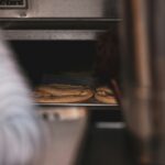 Καθαρισμός φούρνου: Το υλικό της κουζίνας που εξαφανίζει τα καμένα λίπη χωρίς τρίψιμο