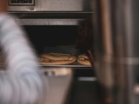 Καθαρισμός φούρνου: Το υλικό της κουζίνας που εξαφανίζει τα καμένα λίπη χωρίς τρίψιμο