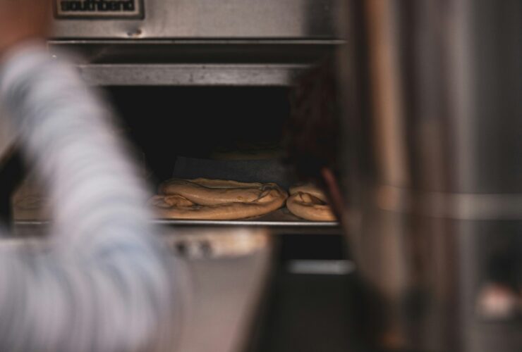 Καθαρισμός φούρνου: Το υλικό της κουζίνας που εξαφανίζει τα καμένα λίπη χωρίς τρίψιμο