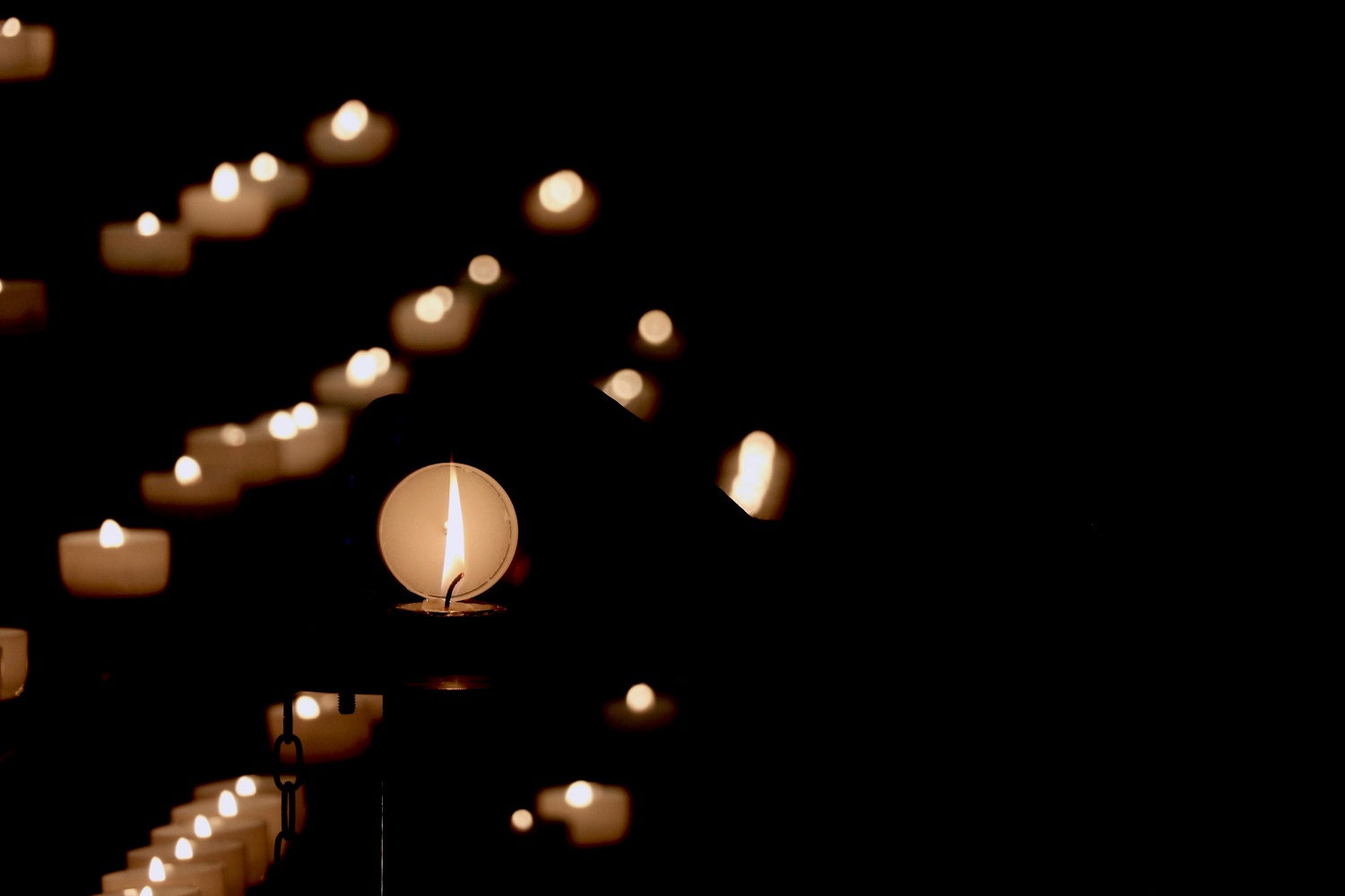 Το καντήλι που δεν σβήνει ποτέ: Τα 3 μυστικά για να μην καπνίζει και να κρατάει 24 ώρες